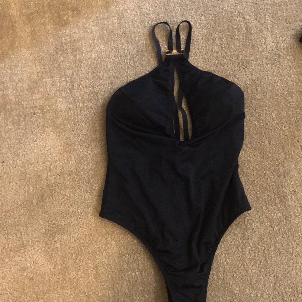 VS 1 piece with gold detail